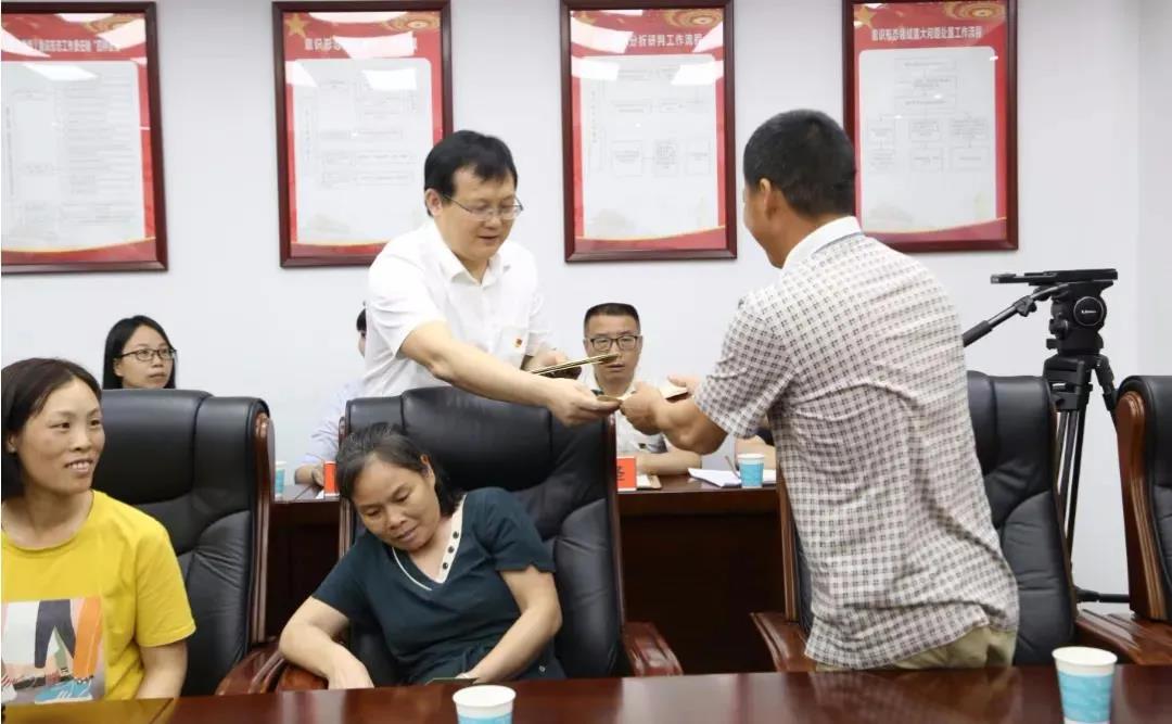 到任1個(gè)月的市紀(jì)委書記，為8名農(nóng)民工“討工資”