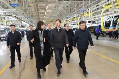 新任河南省委書記劉寧，走進(jìn)富士康、比亞迪等生產(chǎn)車間調(diào)研
